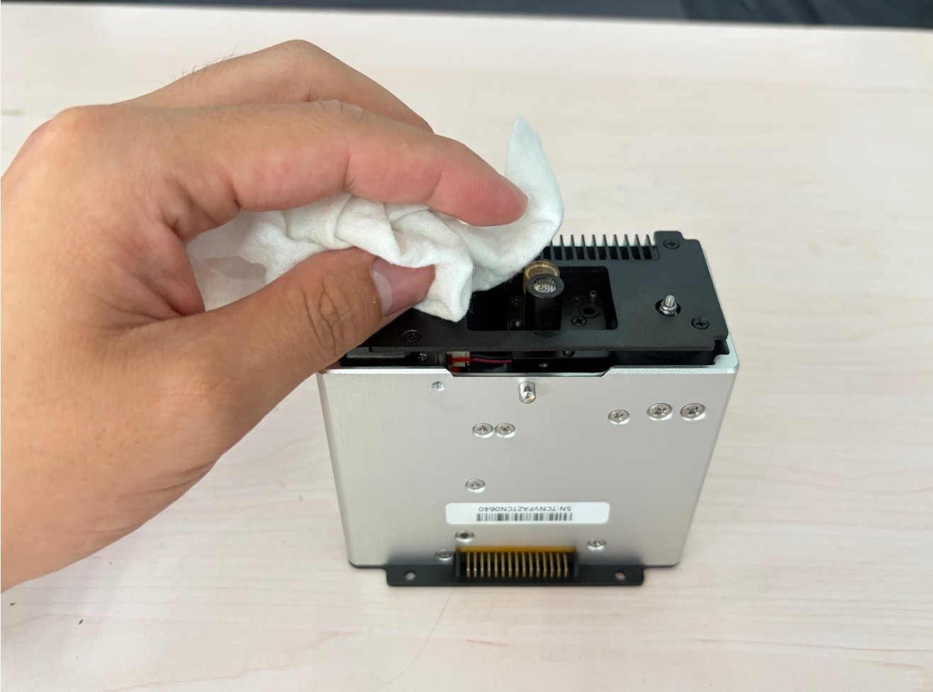图5：使用洁净的镜片专用材料轻拭激光头窗口镜，避免污染和划伤镜面。